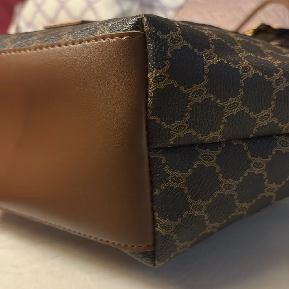 Elegant Geometric Tote. Shoulder/Handbag with Scarf.
New w/o tags. Xich Xichan - Picture 9 of 12